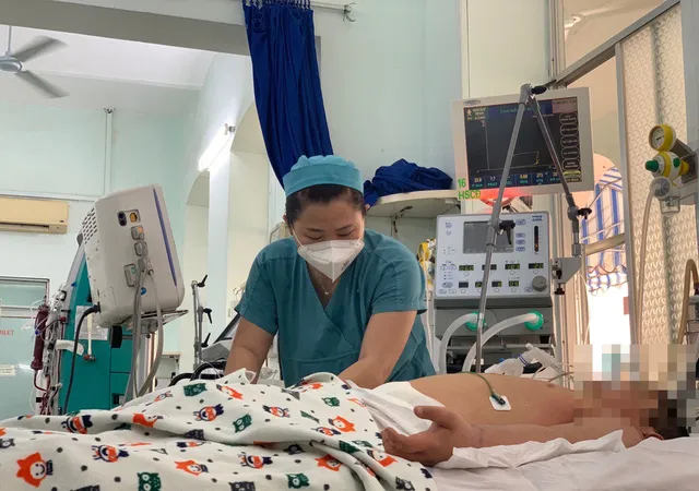 Nhân viên y tế thường xuyên làm việc trong môi trường độc hại, nặng nhọc