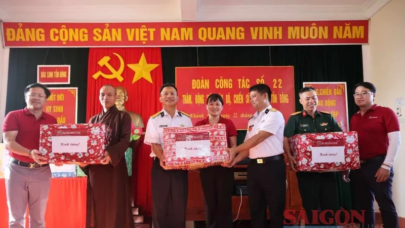 Đại diện đoàn công tác trao tặng các món quà vật chất và tinh thần cho các cán bộ chiến sĩ và lực lượng trên đảo Sinh Tồn Đông