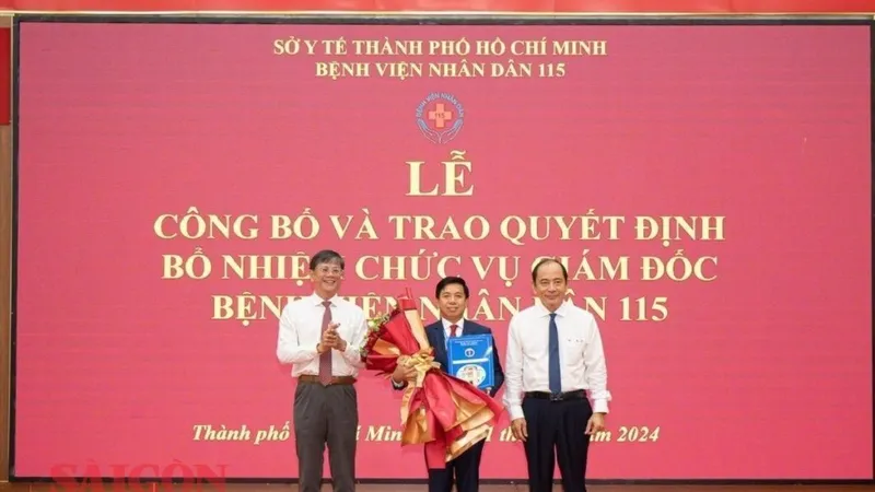 PGS-TS Tăng Chí Thượng, Giám đốc Sở Y tế TPHCM trao quyết định bổ nhiệm Giám đốc Bệnh viện Nhân dân 115 cho BS.CK2 Trần Văn Sóng