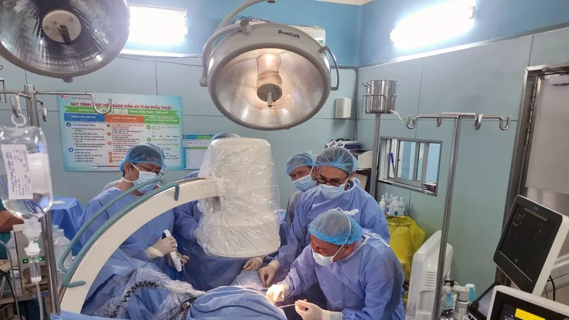 Các bác sĩ đang tiến hành phẫu thuật cho bệnh nhân