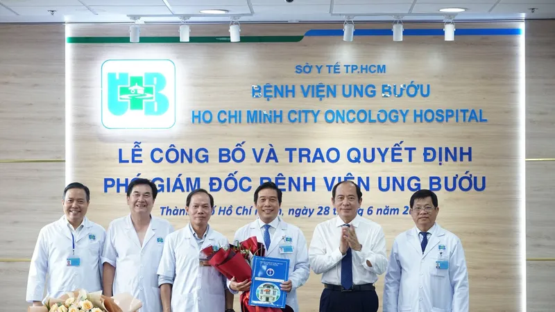 PGS-TS Tăng Chí Thượng, Giám đốc Sở Y tế TPHCM cùng Ban Giám đốc Bệnh viện chúc mừng tân Phó Giám đốc Bệnh viện Ung bướu TPHCM
