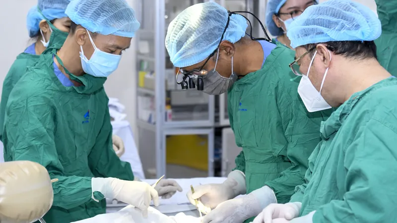 Các bác sĩ đang phẫu thuật cho người bệnh