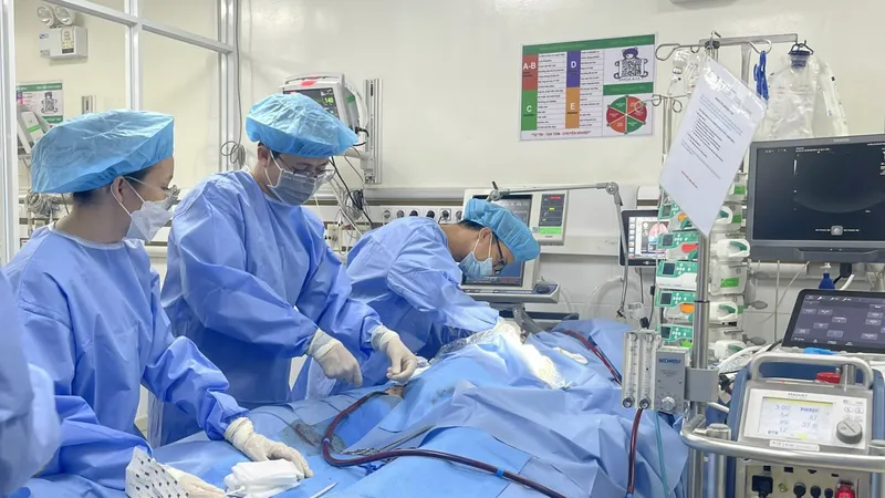 Các bác sĩ đang tích cực chăm sóc cho bệnh nhân
