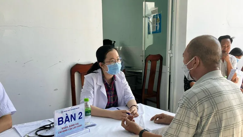 Bác sĩ Trung tâm y tế huyện Nhà Bè đang tầm soát các vấn đề sức khỏe cho người cao tuổi