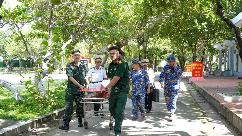 Cán bộ chiến sĩ trên đảo Trường Sa vận chuyển bệnh nhân ra trực thăng đưa về đất liền điều trị