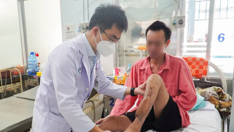Bác sĩ đang thăm khám cho bệnh nhân