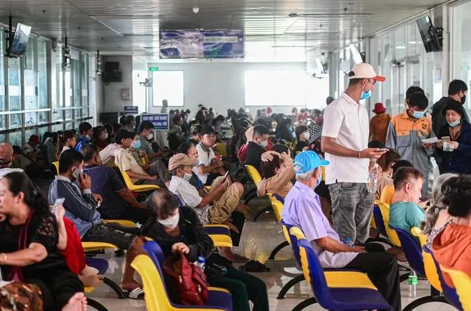 Người bệnh chờ khám tại Bệnh viện Ung bướu TPHCM