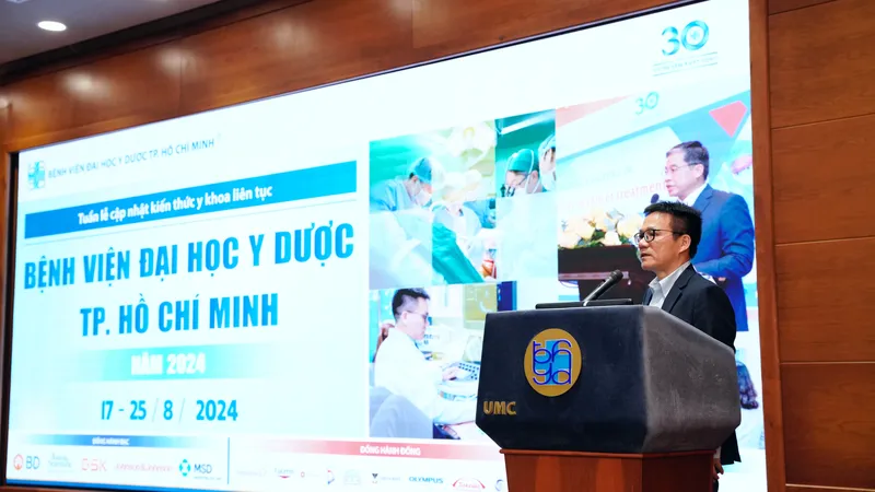 PGS-TS-BS Lê Minh Khôi, Trưởng phòng Khoa học và đào tạo, Bệnh viện Đại học Y dược TPHCM phát biểu tại buổi lễ