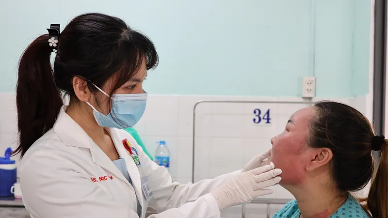 Bác sĩ đang thăm khám cho bệnh nhân