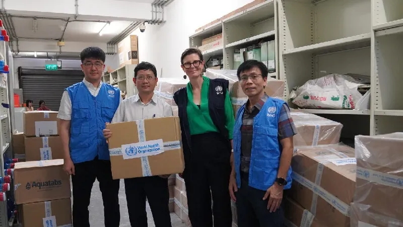 Đại diện Bộ Y tế tiếp nhận 1 triệu viên khử trùng nước cho đồng bào vùng lũ