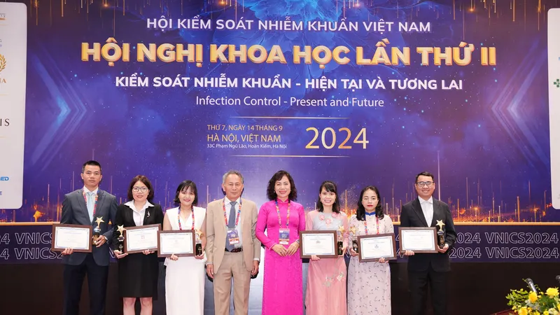 ThS-BS Võ Thị Tố Hi, Trưởng khoa Kiểm soát nhiễm khuẩn Bệnh viện Gia An 115 (thứ 3 từ trái qua) nhận giải thưởng tại hội nghị