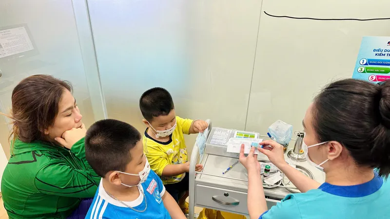 Nhân viên y tế FPT Long Châu tư vấn vaccine cho phụ huynh trước khi tiêm chủng