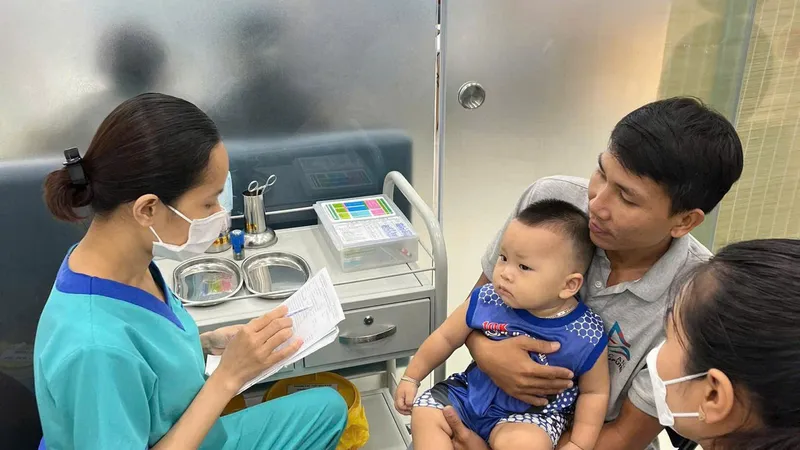 Phụ huynh đưa con đi tiêm chủng vaccine sởi tại Trung tâm tiêm chủng FPT Long Châu (quận 8)
