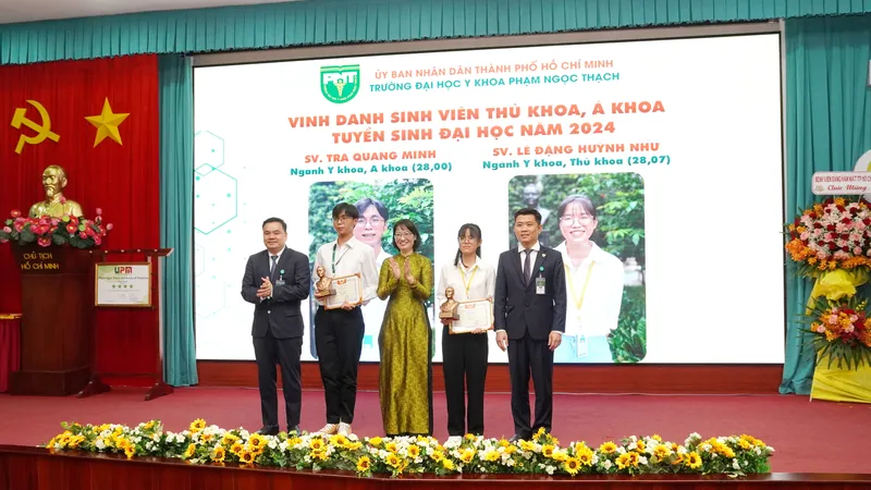 Phó Chủ tịch UBND TPHCM Trần Thị Diệu Thúy và PGS-TS Nguyễn Thanh Hiệp, Hiệu trưởng Trường Đại học Y khoa Phạm Ngọc Thạch trao giấy khen cho sinh viên đạt Thủ khoa và Á khoa 