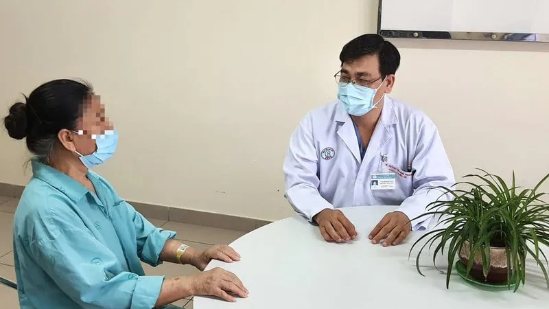 Bác sĩ đang thăm khám cho bệnh nhân bị ung thư vú