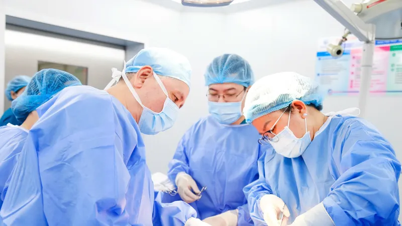 Các bác sĩ tiến hành mổ bắt con cho sản phụ