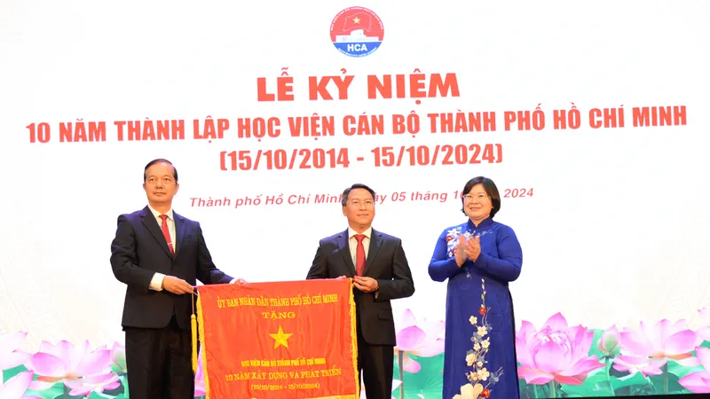 Trưởng Ban Tổ chức Thành ủy TPHCM Văn Thị Bạch Tuyết trao cờ truyền thống của UBND TPHCM cho Ban Giám đốc Học viện Cán bộ TPHCM