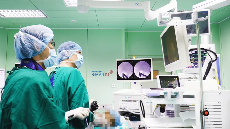 Các bác sĩ đang tiến hành phẫu thuật cho người bệnh