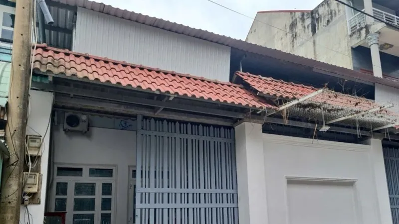 Căn nhà không có biển hiệu và không có bảng tên địa chỉ nhà, bên trong bố trí 1 dãy phòng làm khu nhà trọ lưu trú cho người bệnh ung thư