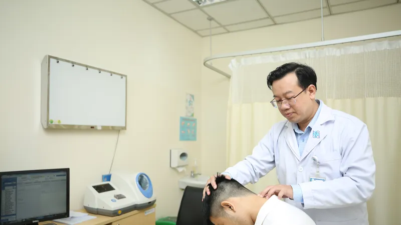 Bác sĩ Bệnh viện Đại học Y dược TPHCM đang thăm khám cho người bệnh