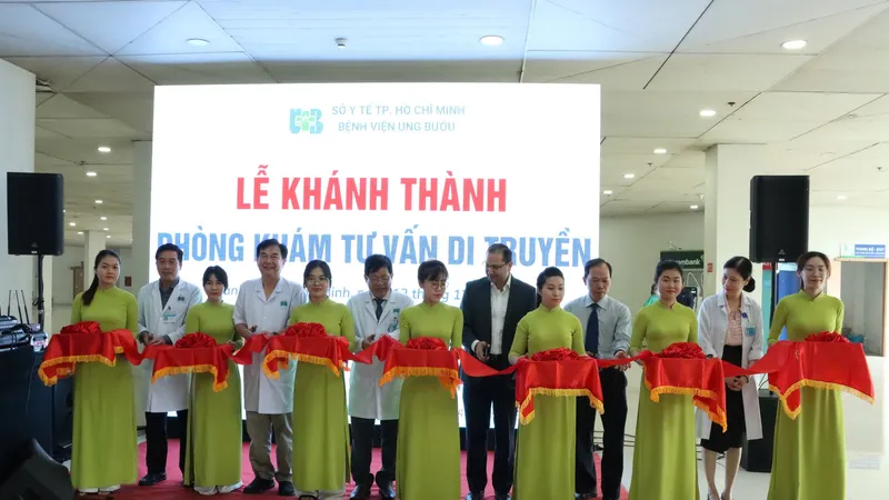 Các đại biểu cắt băng khánh thành Phòng khám tư vấn di truyền tại Bệnh viện Ung bướu