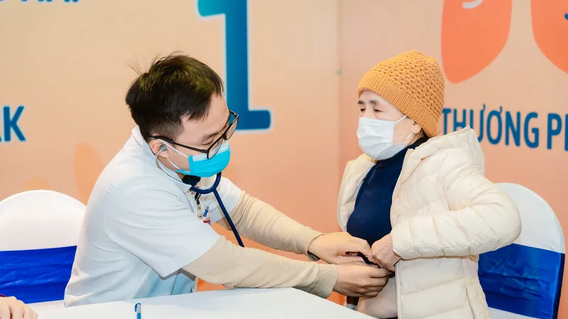 Bác sĩ đang thăm khám cho người dân