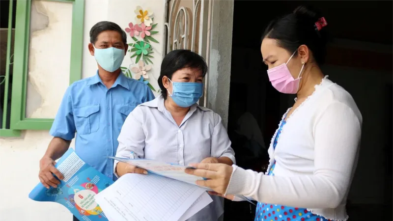 Cộng tác viên sức khỏe cộng đồng đến nhà người dân để tuyên truyền các chương trình sức khỏe 