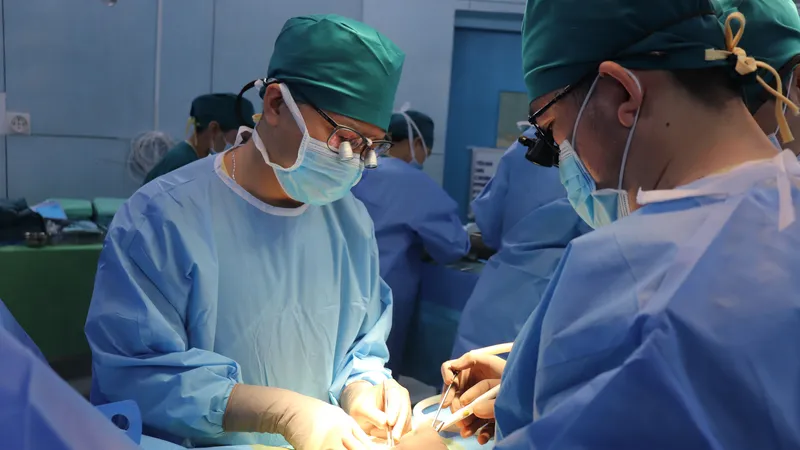 Êkip bác sĩ đang phẫu thuật ghép tạng cho bệnh nhi