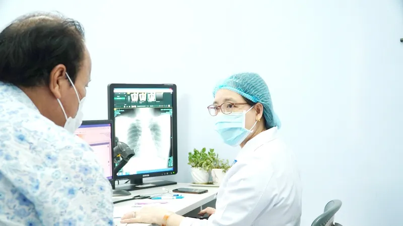 Nhân viên y tế đang thăm khám cho người cao tuổi