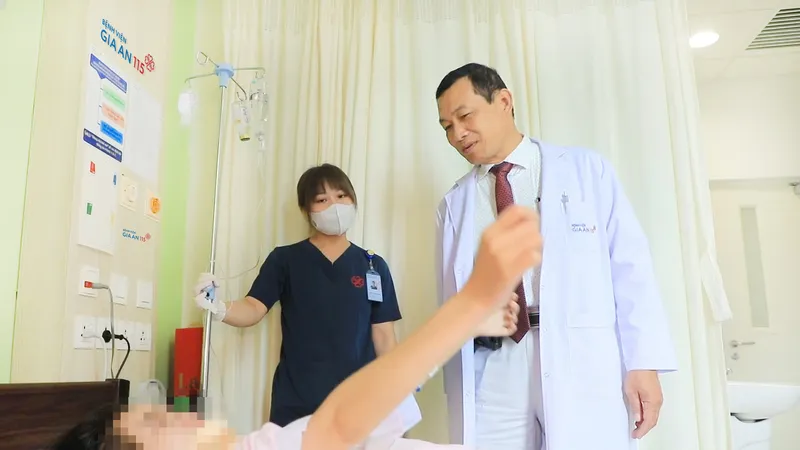 TS-BS Nguyễn Ngọc Khang đang thăm khám người bệnh