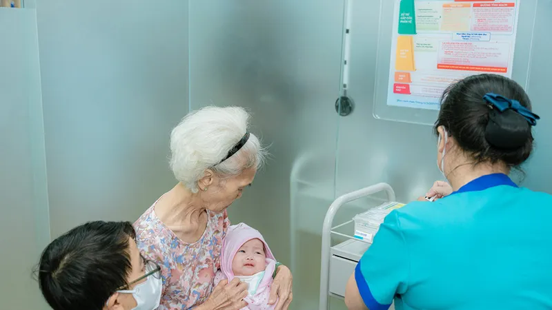 Nhân viên y tế một trung tâm tiêm chủng tiêm vaccine cho trẻ