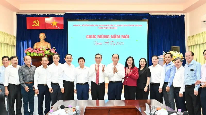 Phó Bí thư Thành ủy TPHCM Nguyễn Phước Lộc chụp hình lưu niệm với Ban Giám đốc Sở Y tế và giám đốc các bệnh viện tại TPHCM. Ảnh: VIỆT DŨNG