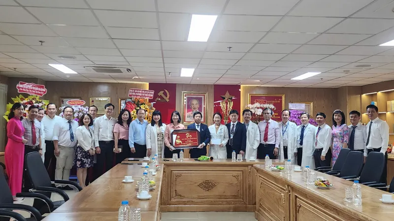 Phó Chủ tịch UBND TPHCM Trần Thị Diệu Thúy chụp hình lưu niệm với các bác sĩ Bệnh viện Nhân dân 115
