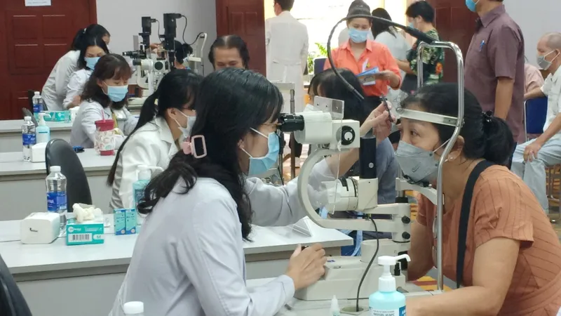 Các bác sĩ đang thăm khám cho bệnh nhân
