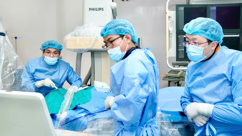 Các bác sĩ đang thực hiện kỹ thuật sinh thiết nội mạc cơ tim