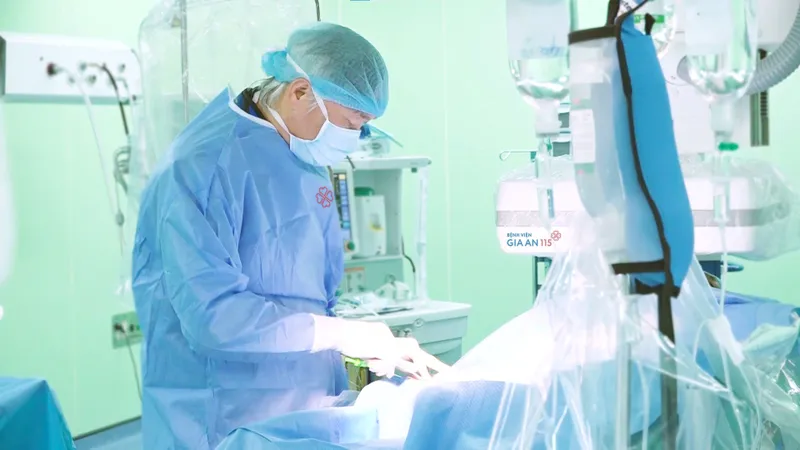 Cấy máy tạo nhịp tim cho bệnh nhân