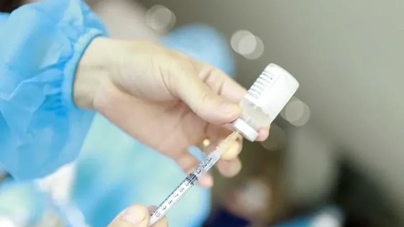 Tiêm cùng lúc 2 loại vaccine, một phụ nữ bị sốc phản vệ