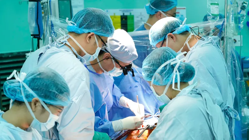 TS-BS Cao Đằng Khang, Trưởng khoa Phẫu thuật tim mạch Bệnh viện Đại học Y Dược TPHCM đang phẫu thuật cho bệnh nhân