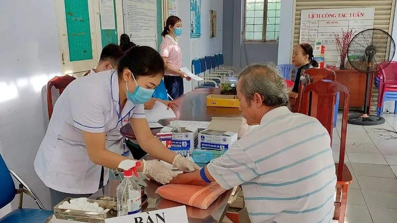 Khám sức khỏe cho người cao tuổi tại một trung tâm y tế phường trên địa bàn TPHCM