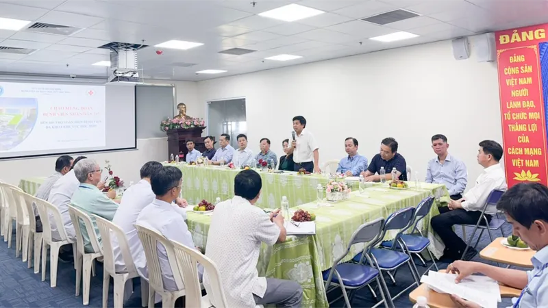 BS-CK2 Trần Văn Sóng, Giám đốc Bệnh viện Nhân dân 115 (đứng) và các chuyên gia trong buổi gặp gỡ trao đổi các nội dung hợp tác với Bệnh viện Đa khoa Khu vực Hóc Môn