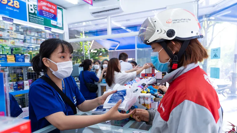 Người dân mua thuốc tại một cửa hàng thuốc trên địa bàn TPHCM