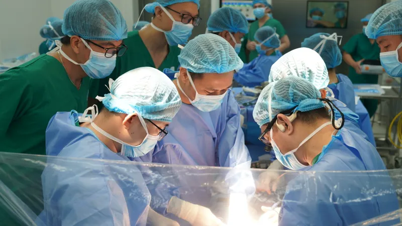 Các bác sĩ đang thực hiện lấy tạng từ người hiến chết não