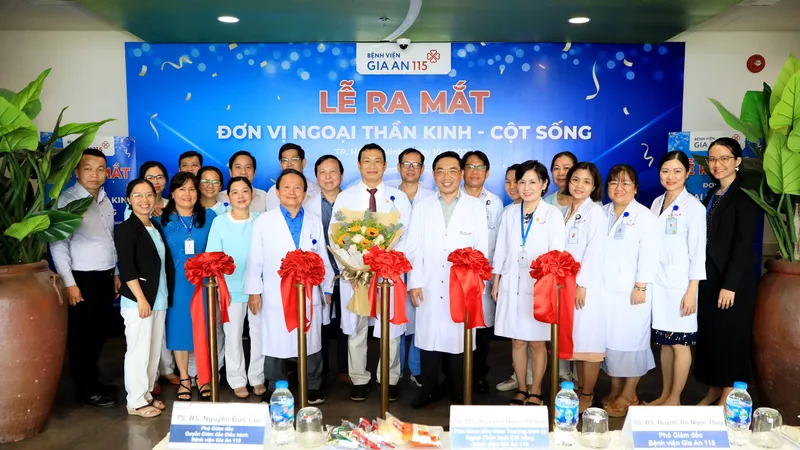 Các đại biểu chúc mừng ra mắt Đơn vị Ngoại Thần kinh cột sống