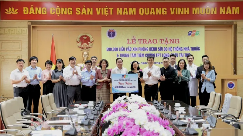 Đại diện Hệ thống nhà thuốc và Trung tâm tiêm chủng FPT Long Châu trao bảng tượng trưng tặng 500.000 liều vaccine phòng bệnh sởi cho Bộ Y tế