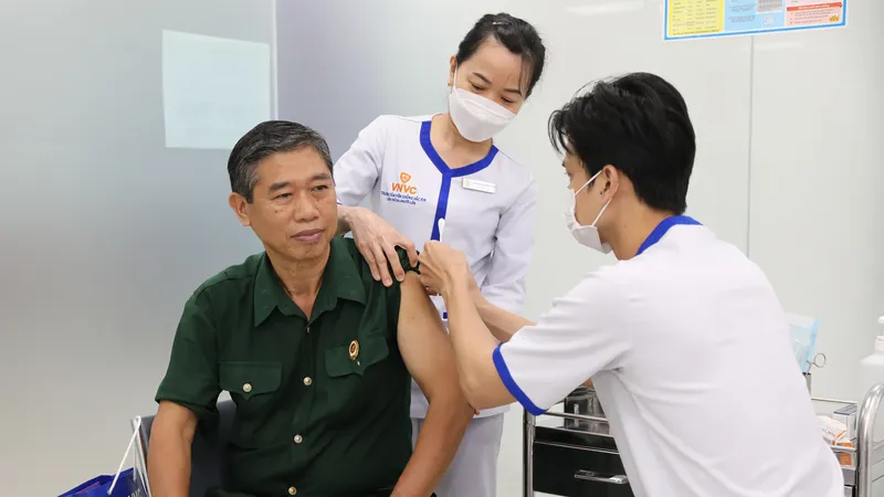 Nhân viên y tế VNVC tiêm vaccine cúm cho cựu chiến binh