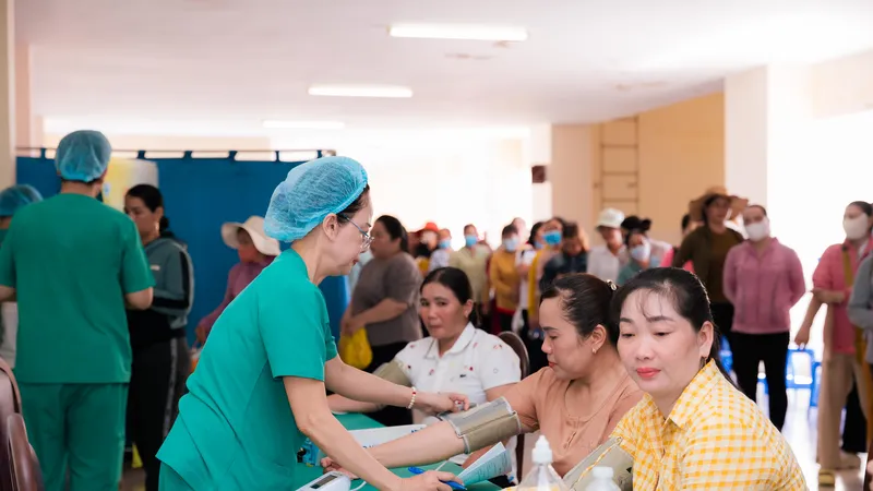 Nhân viên y tế đang thăm khám cho các chị em phụ nữ huyện Cần Giờ