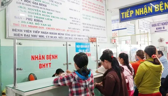Người dân đăng ký khám chữa bệnh BHYT tại Bệnh viện quận Bình Tân