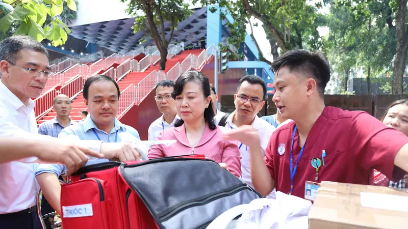 Bộ trưởng Bộ Y tế Đào Hồng Lan kiểm tra thuốc men, thiết bị y tế phục vụ đại lễ 