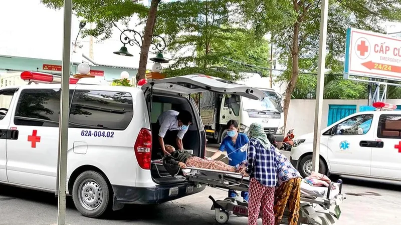 Xe cấp cứu vận chuyển người bệnh