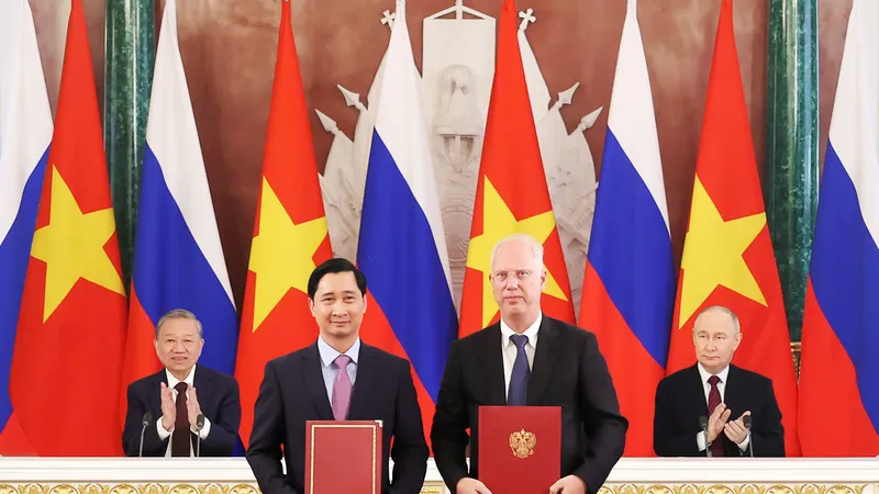 Ông Kirill Dmitriev, Đại diện đặc biệt của Tổng thống Nga về kinh tế và đầu tư nước ngoài, Tổng Giám đốc Quỹ Đầu tư Trực tiếp Nga (RDIF) đại diện phía Nga trao đổi văn kiện hợp tác với ông Ngô Chí Dũng, Chủ tịch kiêm Tổng Giám đốc Công ty vắc xin VNVC trước sự chứng kiến của Tổng thống Nga Putin và Tổng Bí thư Tô Lâm. Ảnh: THỐNG NHẤT